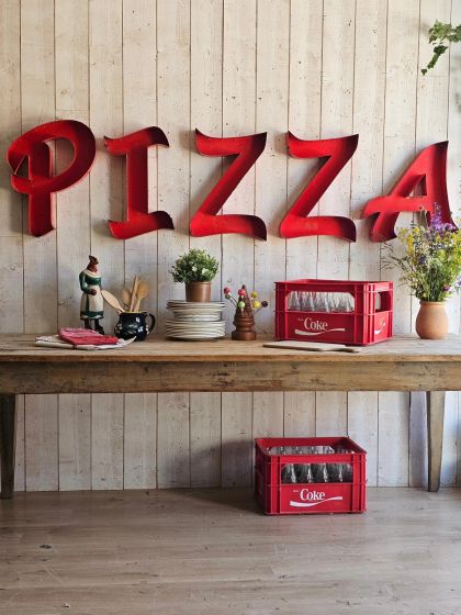 Anciennes lettres d'enseigne industrielles en métal formant le mot PIZZA