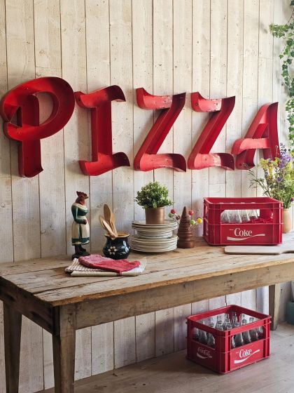 Anciennes lettres d'enseigne industrielles en métal formant le mot PIZZA