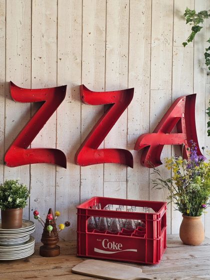 Anciennes lettres d'enseigne industrielles en métal formant le mot PIZZA