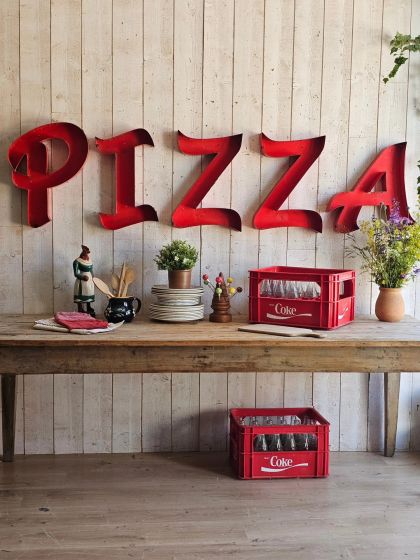Anciennes lettres d'enseigne industrielles en métal formant le mot PIZZA