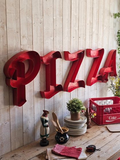 Anciennes lettres d'enseigne industrielles en métal formant le mot PIZZA