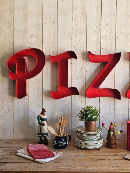Anciennes lettres d'enseigne industrielles en métal formant le mot PIZZA