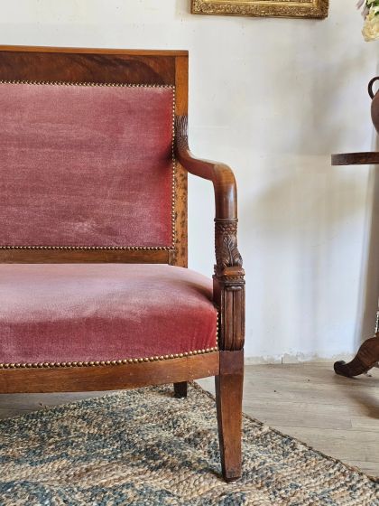 Ancienne grande banquette Restauration circa 1820 en noyer.