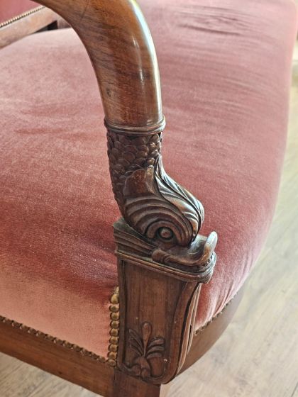 Ancienne grande banquette Restauration circa 1820 en noyer.