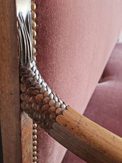 Ancienne grande banquette Restauration circa 1820 en noyer.
