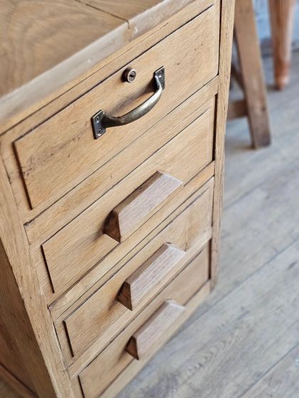 Ancien meuble de métier en chêne plateau sapin années 40 quatre tiroirs
