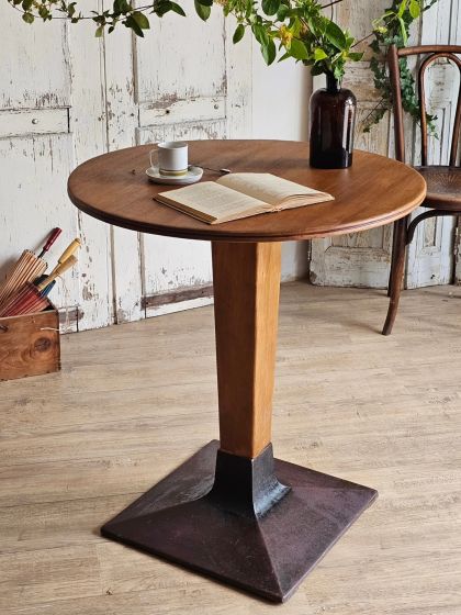 Ancienne table de bistrot années 30 superbe piètement en fonte.