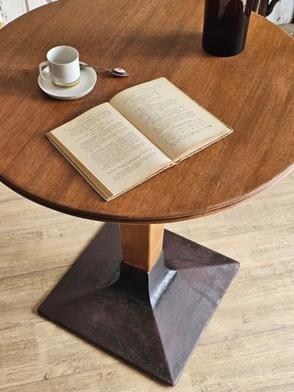 Ancienne table de bistrot années 30 superbe piètement en fonte.