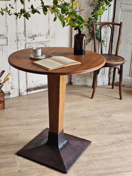 Ancienne table de bistrot années 30 superbe piètement en fonte.