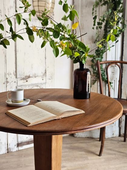 Ancienne table de bistrot années 30 superbe piètement en fonte.