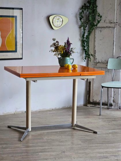 Ancienne table à rallonges en formica orange piètement étoile années 60