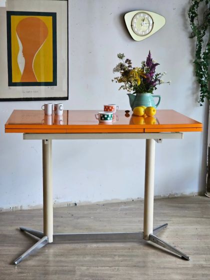 Ancienne table à rallonges en formica orange piètement étoile années 60