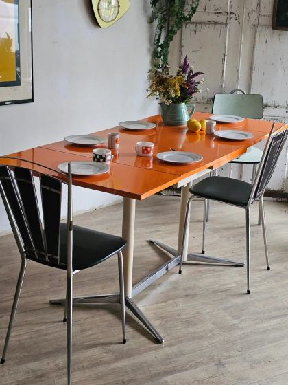 Ancienne table à rallonges en formica orange piètement étoile années 60