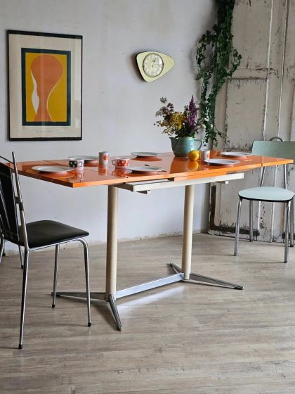 Ancienne table à rallonges en formica orange piètement étoile années 60