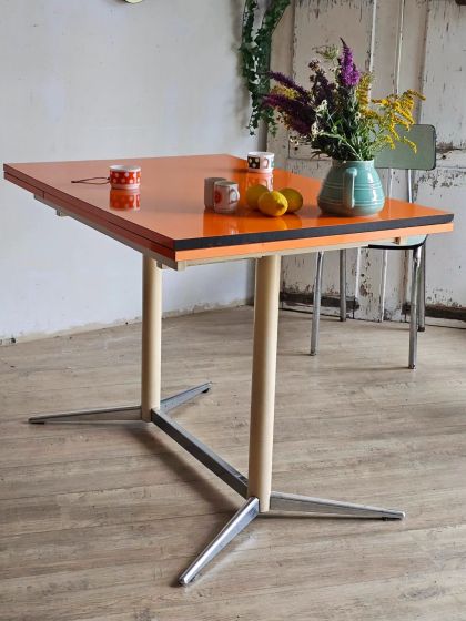 Ancienne table à rallonges en formica orange piètement étoile années 60