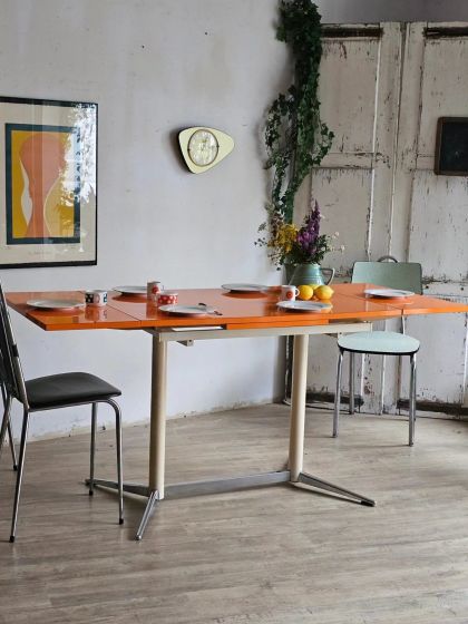 Ancienne table à rallonges en formica orange piètement étoile années 60