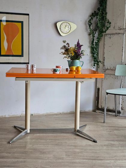 Ancienne table à rallonges en formica orange piètement étoile années 60