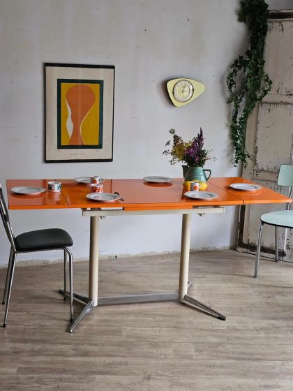Ancienne table à rallonges en formica orange piètement étoile années 60