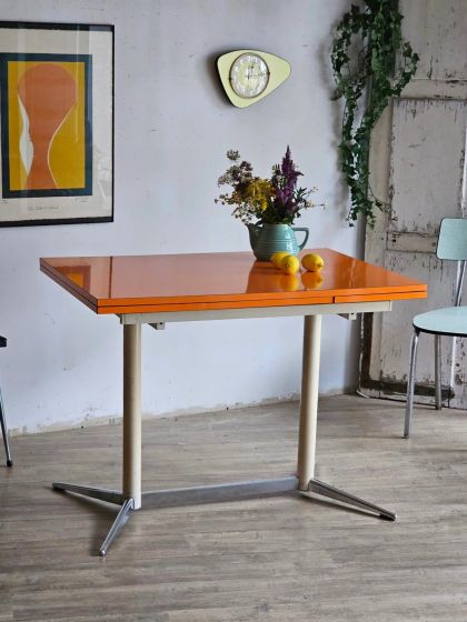 Ancienne table à rallonges en formica orange piètement étoile années 60