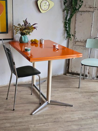 Ancienne table à rallonges en formica orange piètement étoile années 60