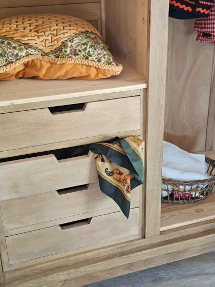 Ancienne armoire étagères penderie tiroirs pieds compas