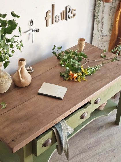 Ancien grand comptoir de fleuriste, meuble de métier établi