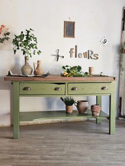 Ancien grand comptoir de fleuriste, meuble de métier établi