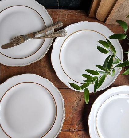 11 Anciennes assiettes plates en porcelaine blanche de Limoges liseret doré