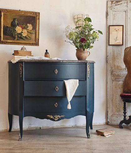 Ancienne commode galbée de style Louis XV