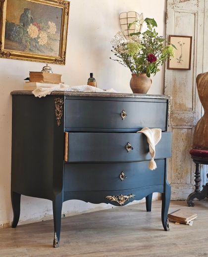 Ancienne commode galbée de style Louis XV
