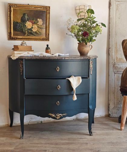 Ancienne commode galbée de style Louis XV