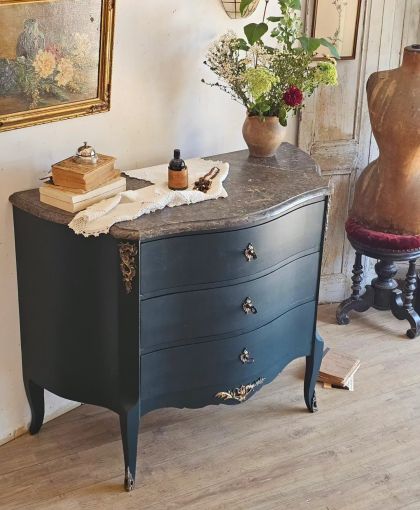 Ancienne commode galbée de style Louis XV