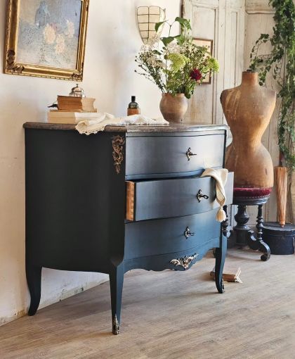 Ancienne commode galbée de style Louis XV