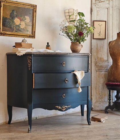 Ancienne commode galbée de style Louis XV