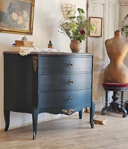Ancienne commode galbée de style Louis XV