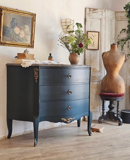 Ancienne commode galbée de style Louis XV