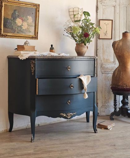 Ancienne commode galbée de style Louis XV