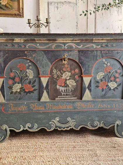 Grand coffre de mariage polychrome XXL à cinq arcades 1823
