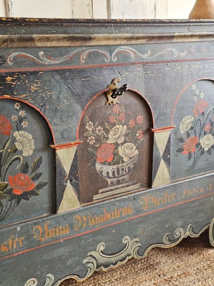 Grand coffre de mariage polychrome XXL à cinq arcades 1823