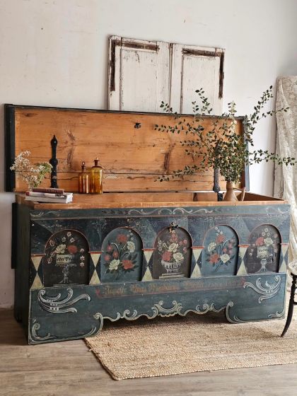 Grand coffre de mariage polychrome XXL à cinq arcades 1823