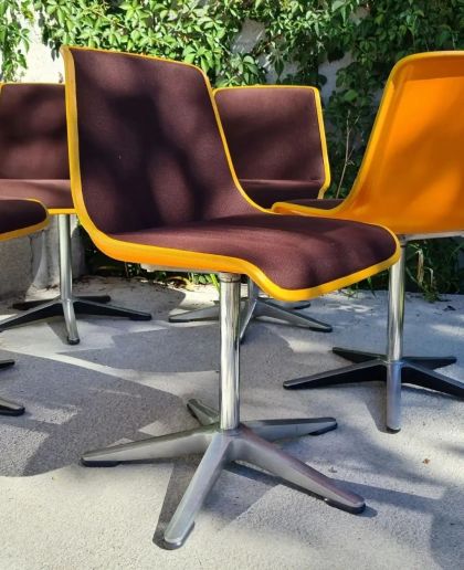 Suite de 5 chaises vintage Geprüft Wilkhahn coque résine circa 1970 piètement acier