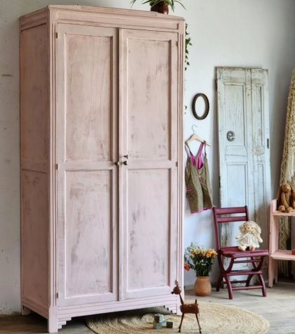 Ancienne armoire parisienne patine rose poudré étagères et penderie