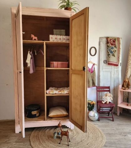Ancienne armoire parisienne patine rose poudré étagères et penderie