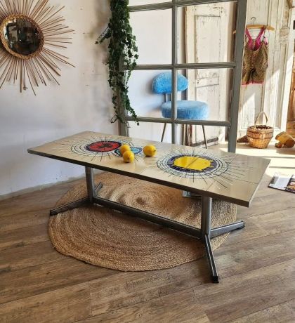 Table basse de Juliette Belarti Vintage modèle Sunburst des années 1970.