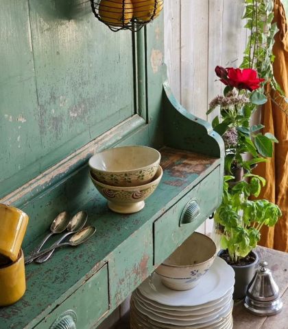 Ancien casserolier barre porte serviette 2 tiroirs belles poignées coquilles patine d'origine / présentoir
